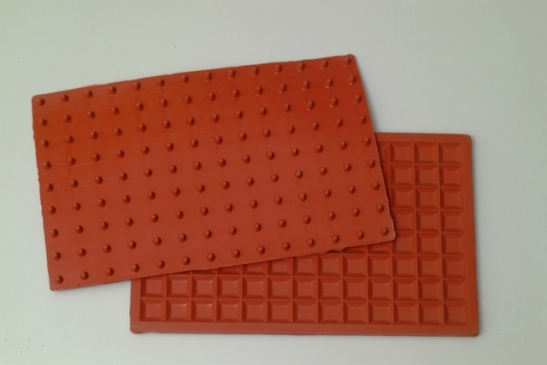 SQUARED IRON RUBBER MAT WITH FEET 220x135mm